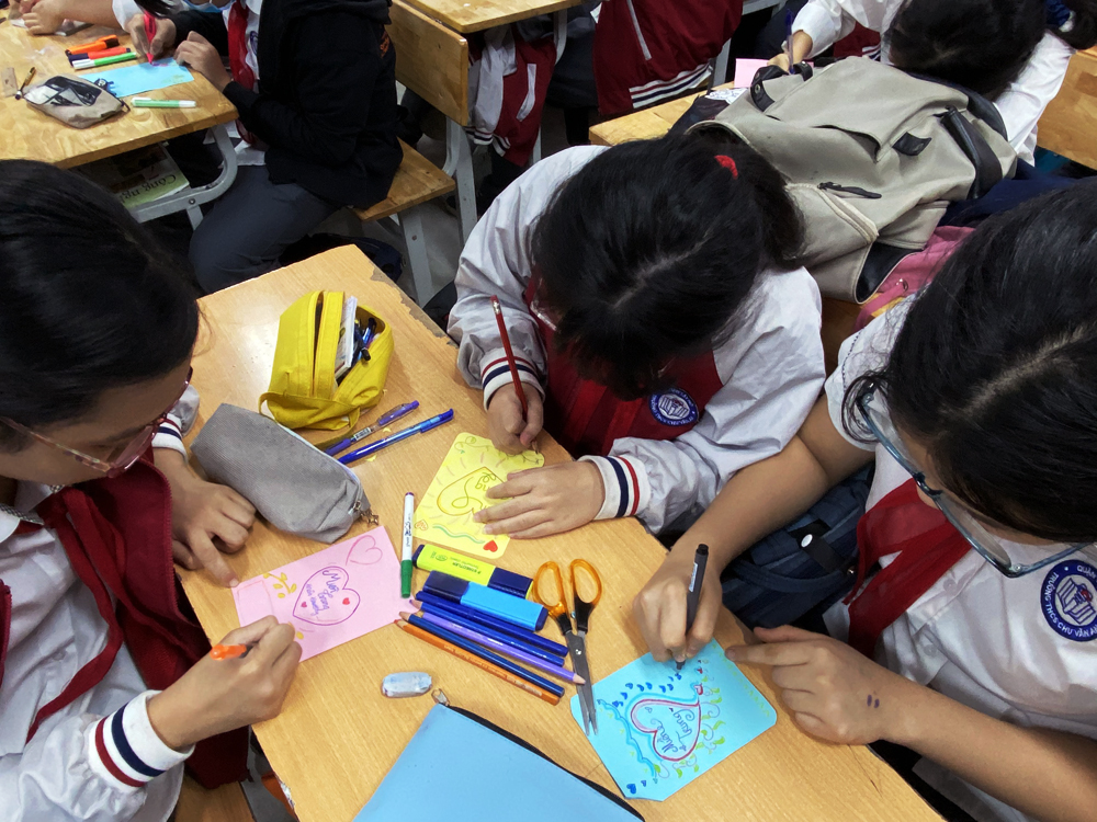 Các em học sinh Trường Trung học cơ sở Chu Văn An (Tây Hồ, Hà Nội) gấp hạc giấy và viết bưu thiếp chia sẻ với các bạn miền Trung.